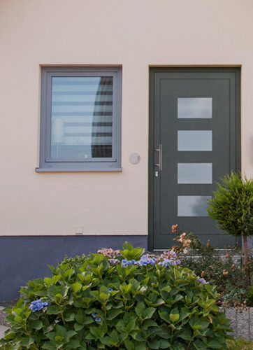 Neubauhaus mit grauen Kunststofffenstern und Türen von Reich Fenstervisionen