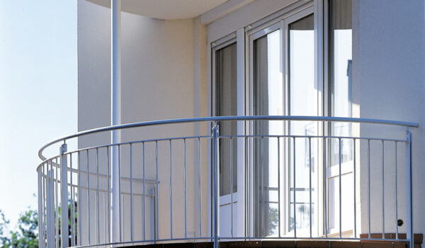 Runder Balkon mit silbernem Geländer aus Metall