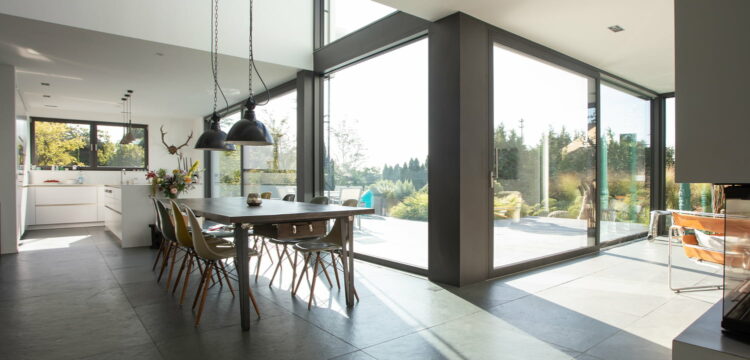 Blick in ein Wohnzimmer mit großzügigen, bodentiefen Glasflächen
